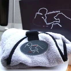 ActionFactory Fit4dogs DryUp Cape Royal - Premium Trockenmantel Für Hunde -Hundefutter Welt Verkaufsgeschäft fit4dogs dryup cape royal trockenmantel fuer hunde 1574255182